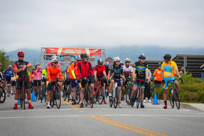 tour de saratoga racers at the start line