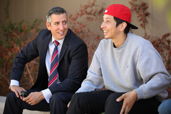 Brad charlando con student with red cap